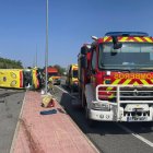 Los bomberos y la ambulancia volcada en el accidente de Muñogalindo en Ávila