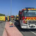 Los bomberos de Ávila intervienen en el accidente mortal de Muñogalindo, con la ambulancia volcada.