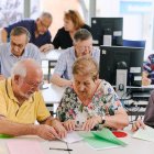 Personas mayores participando en los talleres