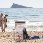 Una pareja pasea por la orilla en la playa de Poniente, a 11 de marzo de 2023, en Benidorm, Alicante, Comunidad Valenciana (España). - Joaquín Reina - Europa Press - Archivo