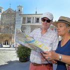 Turistas delante de la fachada de San Pablo.