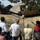 El consejero de Cultura, Gonzalo Santonja, visita la zona del incendio en el castro Vetton de El Raso (Candeleda).