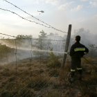 Un bombero apagando las llamas en una imagen de archivo