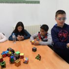 Niños con altas capacidades juegan con cubos de Rubik