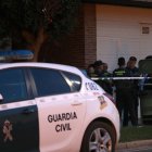 Guardias civiles delante del portal del inmueble donde una mujer ha sido apuñalada en Venta de Baños (Palencia) tras una discusión familiar