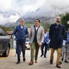 El consejero de Medio Ambiente y el secretario de Estado Hugo Morán, en el Centro de Visitantes del Parque Nacional de Picos de Europa, con el subdelegado del Gobierno, Héctor Alaiz y el presidente de la Diputación, Gerardo Álvarez