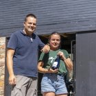 José Antonio García y Julia Peña, un sólido tándem berciano a la puerta de su bodega en Valtuille de Abajo.