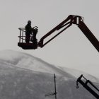 Un operario trabaja sobre una grúa en una obra de Ponferrada, en una imagen de archivo