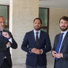 El secretario general de Vox, Ignacio Garriga, en el centro, junto al presidente de las Cortes, Carlos Pollán, y el portavoz parlamentario Juan García-Gallardo.