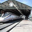 Imagen de archivo de un tren Avant en la estación de León.