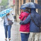 Viandantes pasean bajo la lluvia en Valladolid en una fotografía de archivo.