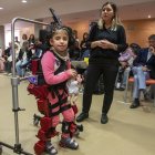 Vega con el exoesqueleto pediátrico Atlas 2030, desarrollado por Elena García (Marsi Bionics) y donado por la Fundación Nemesio Diez en su primer proyecto en Castilla y León.