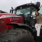 La consejera de Agricultura, Ganadería y Desarrollo Rural, María González Corral, firma un convenio para que los Centros de FP Agraria tengan equipos de última generación