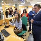 El consejero de la Presidencia, Luis Miguel González Gago, durante su visita al Punto de Información y Atención al Ciudadano de la Junta de Castilla y León en Ponferrada.