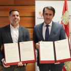 El consejero de Medio Ambiente, Vivienda y Ordenación del Territorio, Juan Carlos Suárez-Quiñones, y el director general de Transformación Industrial y Economía Circular de Repsol, Juan Abascal, tras la firma del convenio.