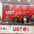 Gorka López, secretario de UGT Palencia, junto a otros miembros de la organización, solicitan la dimisión del subdelegado de gobierno en Palencia