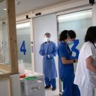 Médicos y pacientes en un centro de salud de Castilla y León.