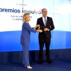 César Polvorosa, Consejero Delegado de Grupo Palausa, recoge el premio de manos de Marta Blázquez, Presidenta de Faconauto.