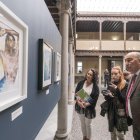 El presidente de la Diputación de Segovia, Miguel Ángel de Vicente, presenta la exposición 'Divergencias' de la ilustradora segoviana Esther Cuesta