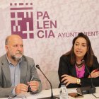 La alcaldesa de Palencia, Miriam Andrés; y el concejal de Hacienda, Carlos Hernández, presentan la propuesta de Ordenanzas Fiscales del equipo de Gobierno