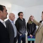 El presidente de la Junta de Castilla y León, Alfonso Fernández Mañueco, en el acto de entrega de viviendas rehabilitadas de Puente Colgante en Valladolid.