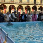 Una de las piscinas de la Plaza Mayor de León destinadas a la pesca recreativa de truchas