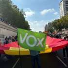 La bandera de Veganzones en la manifestación contra Sánchez.