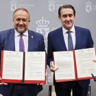 El consejero de Medio Ambiente, Vivienda y Ordenación del Territorio, Juan Carlos Suárez-Quiñones, y el presidente de la Diputación de León, Gerardo Álvarez, firman un protocolo para el desarrollo de infraestructuras singulares en el ámbito de la Red Natura 2000