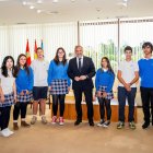 El presidente de las Cortes de Castilla y León, Carlos Pollán, recibe a los alumnos y profesores del Colegio Santo Ángel de Palencia.