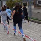 Imagen de unos alumnos del colegio de Aguilar durante en la carrera solidaria por la sensibilización de la leucemia infantil.