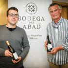 El enólogo, José Cervera, y el distribuidor del vino en Soria, José Antonio Omeñaca.