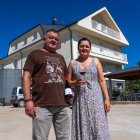 Marcos y Elena, frente a su bodega en Valtuille de Abajo.