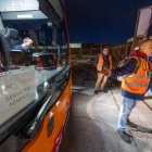 Uno de los piqueteros habla a sus compañeros frente a un autobús de servicios mínimos en Burgos.