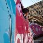 Un tren de Avlo pasa junto al tren de Ouigo en la estación de Valladolid en una imagen de archivo