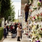 Celebración del Día de Todos Los Santos en el Cementerio Municipal de León.