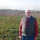 José Luis posa en una plantación de remolacha de la cooperativa.