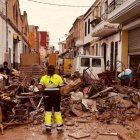 Jiménez de espaldas en una calle de Alfafar devastada.