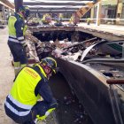 Bomberos de la Diputación de Valladolid y militares de la UME en el centro comercial Bonaire tras el paso de la DANA