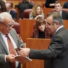 El consejero de Cultura, Gonzalo Santonja (I), durante el pleno de las Cortes.