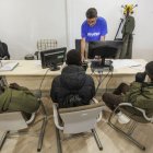 Tres jóvenes migrantes, procedentes de las islas Canarias, en la sede de Accem Burgos.