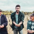 Luis Martín de la Fuente junto a unos viticultores del Arlanza.