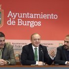 El portavoz del grupo municipal VOX Burgos, Fernando Martínez-Actores, junto a los concejales, Ignacio Peña y Raúl Martínez.