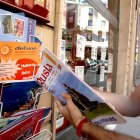 Un usuario consulta un catálogo en una agencia de viajes en Valladolid en una foto de archivo. ICAL