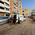 Unos bomberos utilizan un vehículo de reparto de Mercadona