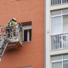 Los bomberos inspeccionan la ventana por la que un hombre se ha precipitado al vacío