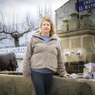 Pilar Escobar posa a las puertas de la fábrica, en plena comarca del Valle