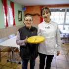 Conchi y Susana, en el comedor de La Encina, con una de sus tortillas