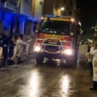 Ovación de vecinos de Paiporta a los Bomberos de León