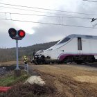 Estado en el que quedaron el Alvia y el turismo tras el accidente.