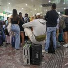 Imagen de archivo de unos jóvenes en una estación de tren.